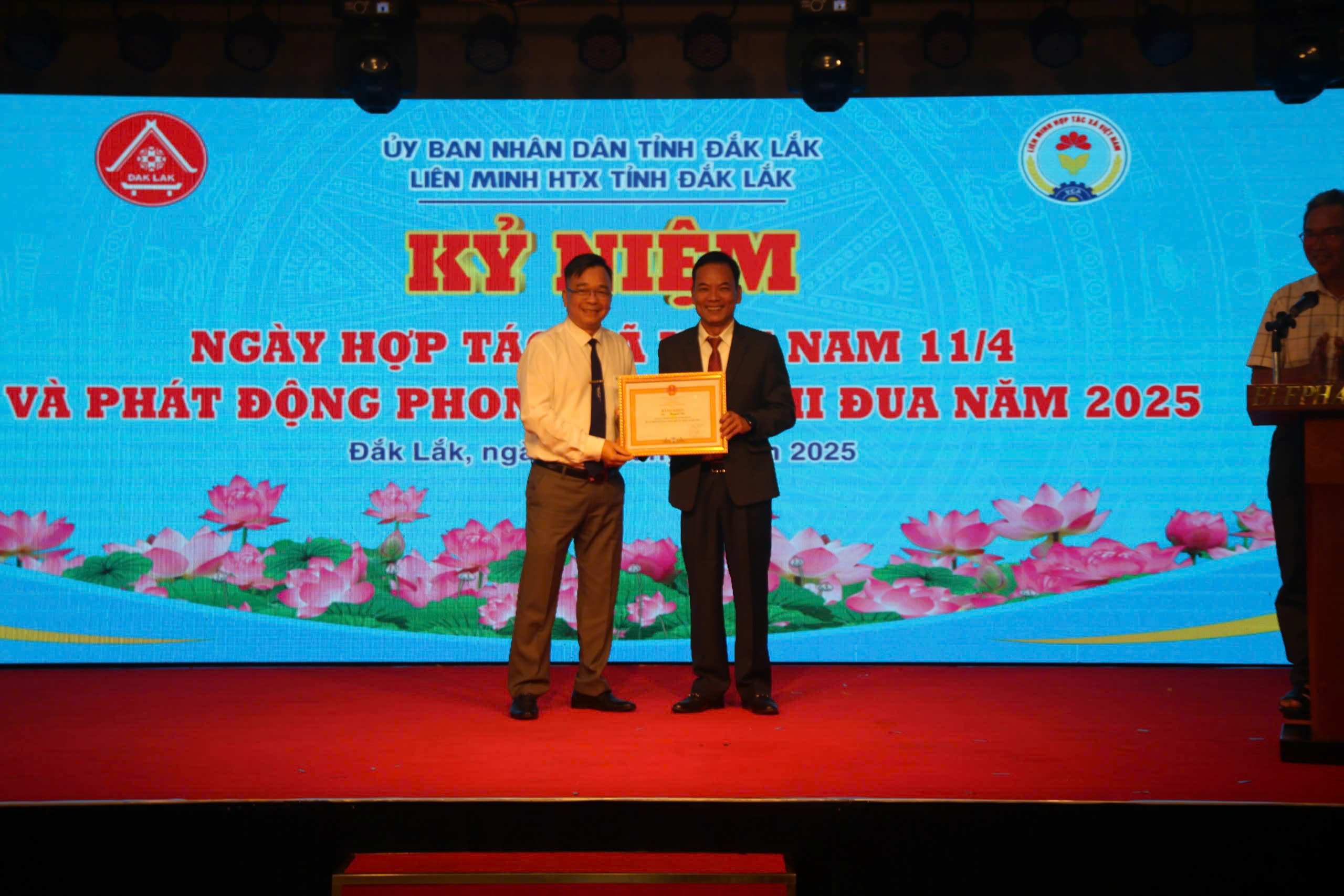 a Khoa trao Bằng khen